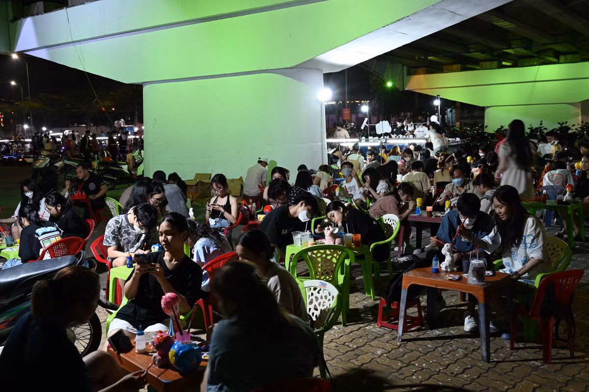 Theo chị Lan, sau khi xuất hiện nhiều clip trên mạng xã hội Facebook hay TikTok, lượng khách là các bạn trẻ đang là học sinh cấp 3 hay sinh viên đại học bỗng đến đây rất đông