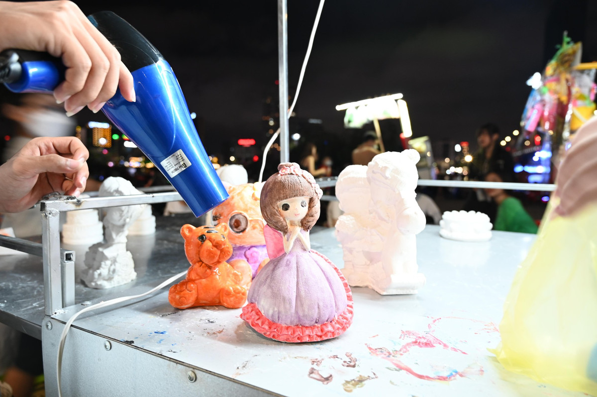 Công đoạn cuối là sấy khô tác phẩm - Ảnh Huỳnh Như