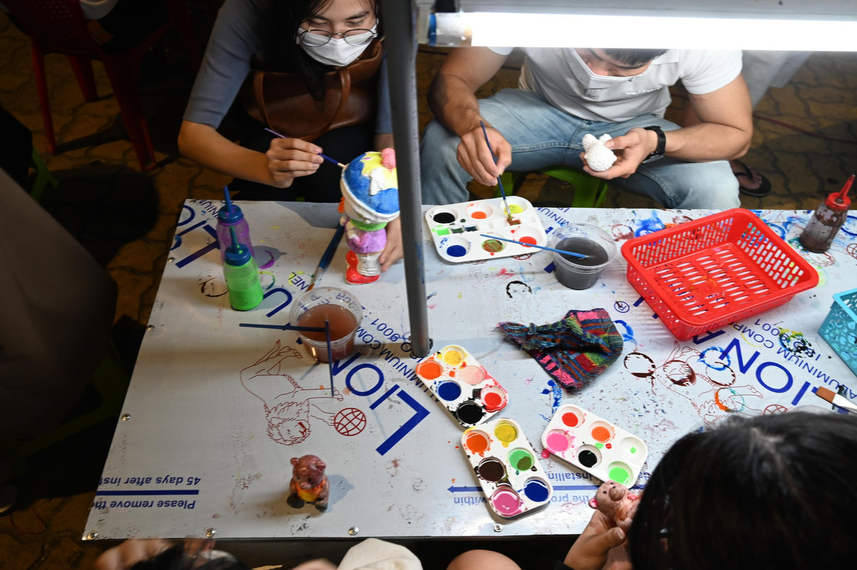 Với cọ, nước, các hũ màu đầy màu sắc có sẵn, việc mix màu hoàn toàn tùy thuộc vào sở thích của mỗi người - Ảnh: Huỳnh Như