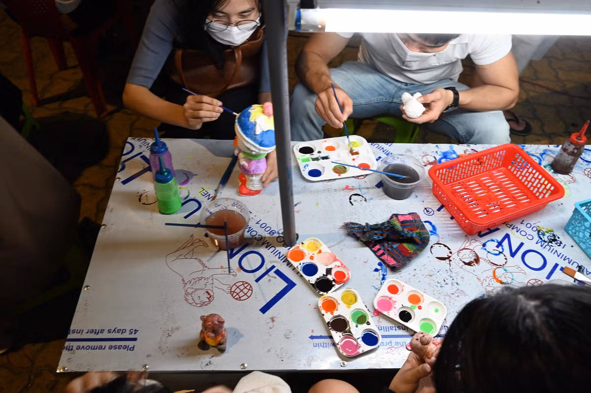 Với cọ, nước, các hũ màu đầy màu sắc có sẵn, việc mix màu hoàn toàn tùy thuộc vào sở thích của mỗi người - Ảnh: Huỳnh Như