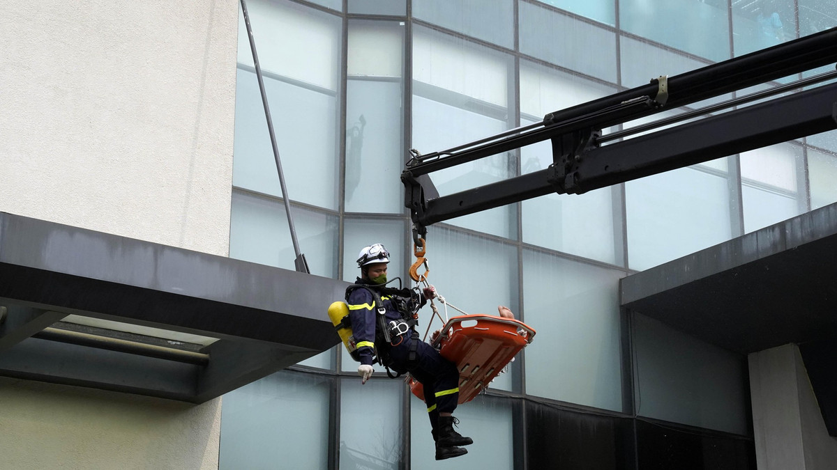 Tại tầng 4, có 6 người bị ngạt khói (trong đó có 2 nạn nhân chấn thương không tự di chuyển được, 4 nạn nhân còn tỉnh nhưng hoảng loạn về tâm lý). Còn trên mái che lối vào sảnh lễ tân có 5 nạn nhân (1 đang bất tỉnh và 4 đang hoảng loạn ra tín hiệu kêu cứu) từ độ cao hơn 10m.