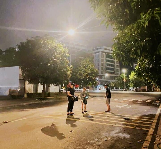 Không kể ngày đêm, người dân Hạ Long có thể hái xoài bất cứ lúc nào. Nhiều bạn thanh niên còn mang theo cả muối để chấm với xoài xanh ngay tại gốc cây khi hái được.