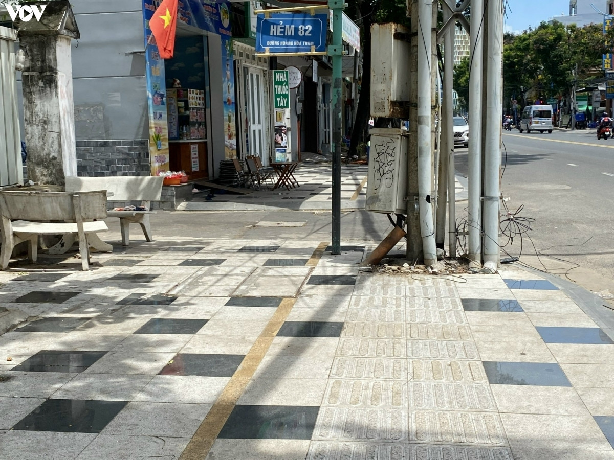 "Tôi là người dân thấy sao tôi nói thế, trong 6 tháng qua, vỉa hè này làm không đồng bộ, rất nhếch nhác. Đơn vị nào lo làm phần mình, trong thi công không có có trách nhiệm. Cứ moi lên rồi đậy lại, đục đẽo suốt mấy tháng qua không dứt điểm. Trong thời gian vỉa hè chưa lót thì không đặt dây, đặt cống vào… rồi thợ hồ đến lót vỉa hè là xong", ông Nam cho biết.