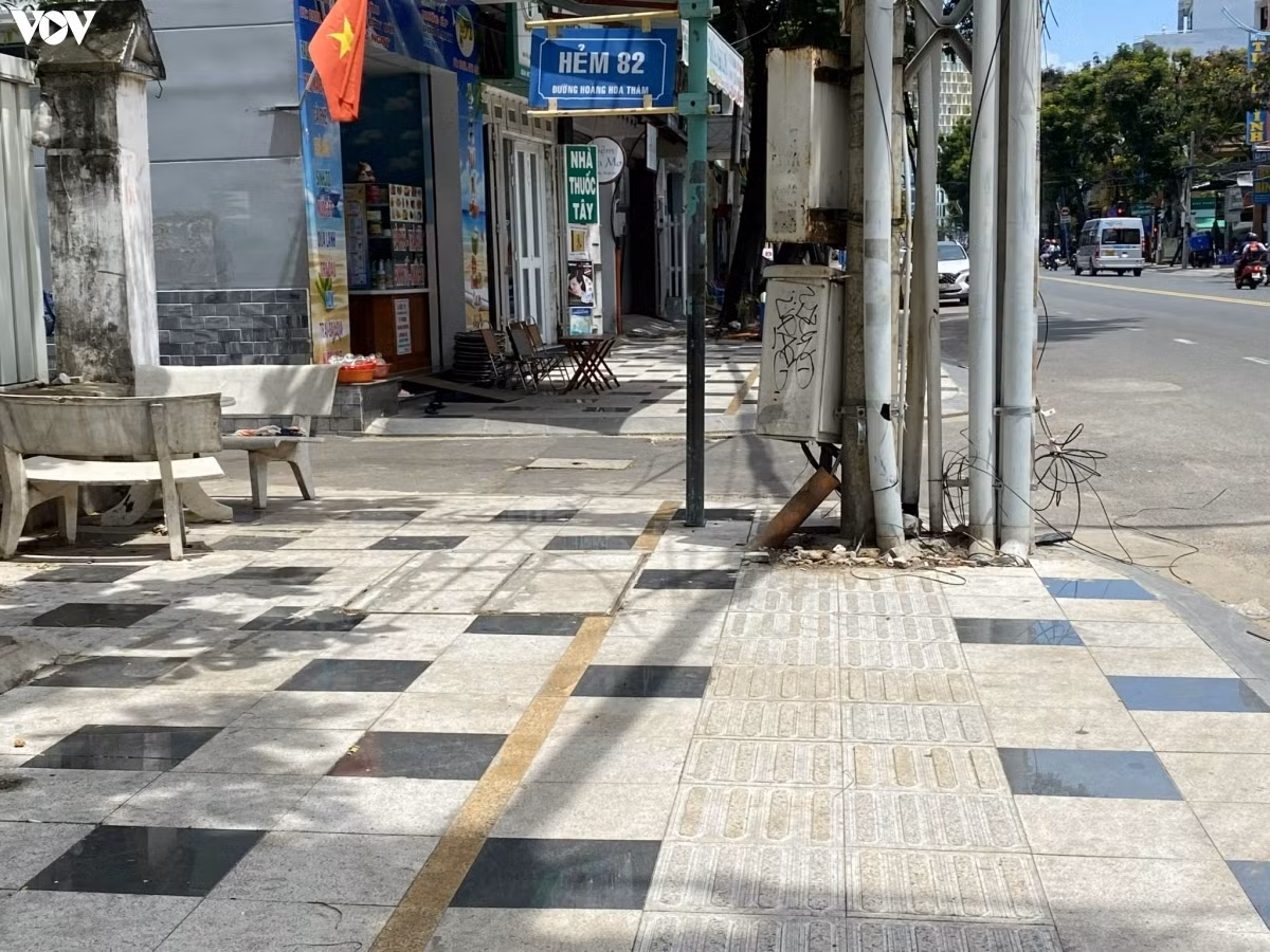 "Tôi là người dân thấy sao tôi nói thế, trong 6 tháng qua, vỉa hè này làm không đồng bộ, rất nhếch nhác. Đơn vị nào lo làm phần mình, trong thi công không có có trách nhiệm. Cứ moi lên rồi đậy lại, đục đẽo suốt mấy tháng qua không dứt điểm. Trong thời gian vỉa hè chưa lót thì không đặt dây, đặt cống vào… rồi thợ hồ đến lót vỉa hè là xong", ông Nam cho biết.