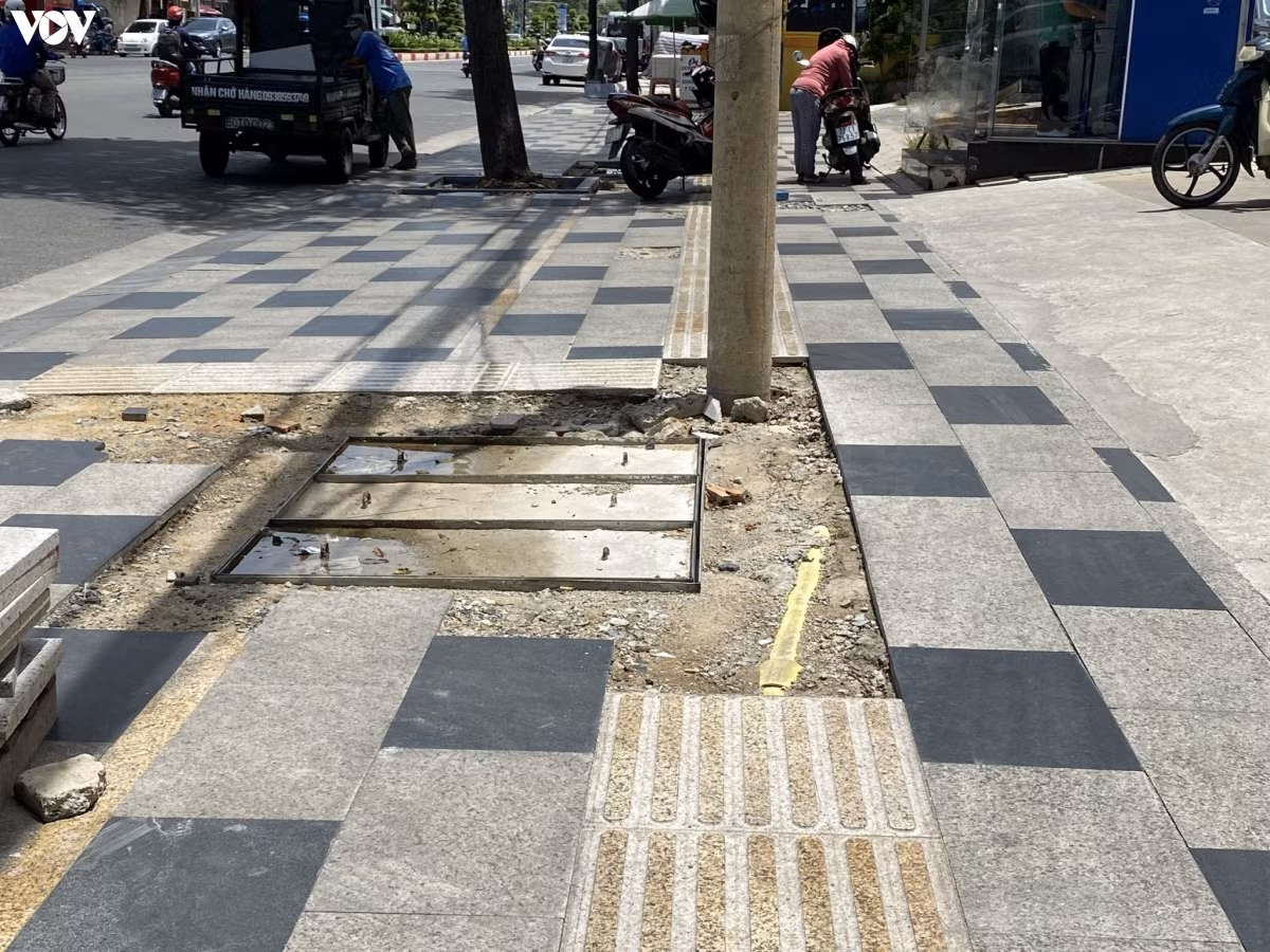 Dẫn người tàn tật đâm thẳng vào hố ga và cột điện