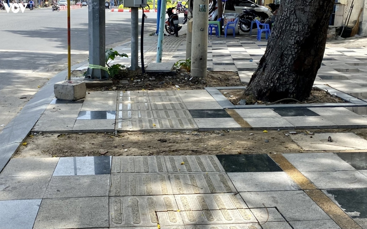 Thi công vào biển chỉ dẫn giao thông