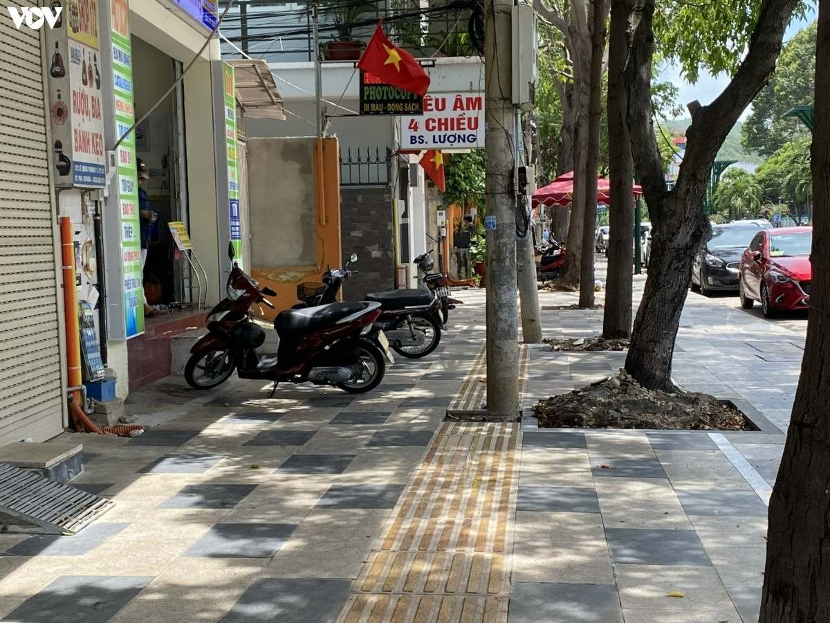 Nhiều cột điện trên đường Lê Hồng Phong cũng chắn lối đi.