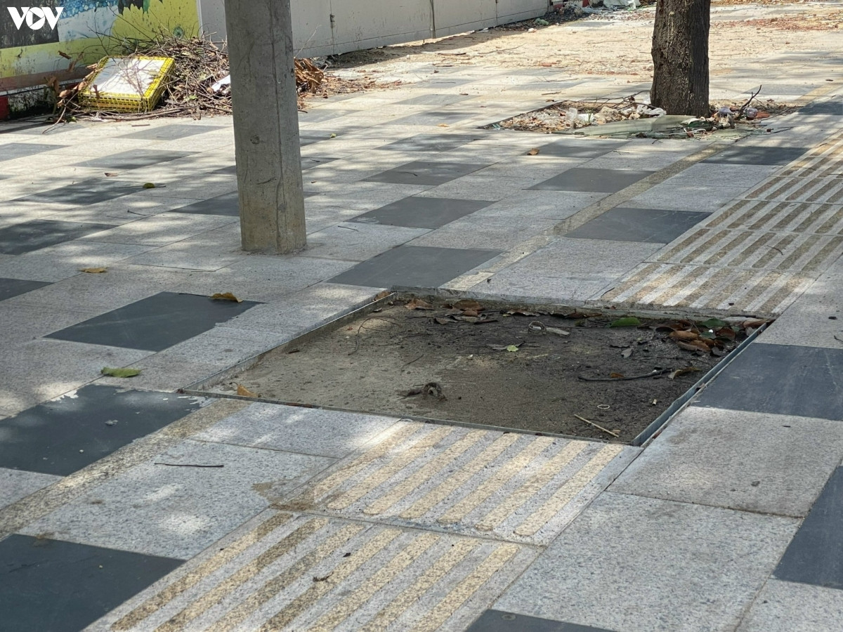 Một hố ga trên đường Lê Hồng Phong ngăn hết lối đi của người tàn tật