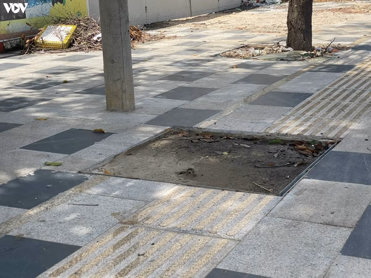 Một hố ga trên đường Lê Hồng Phong ngăn hết lối đi của người tàn tật