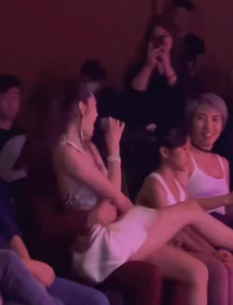 Bao Anh ngoi long Trong Hieu, o kia... ban tay 'hu hong' cua dang trai-Hinh-4