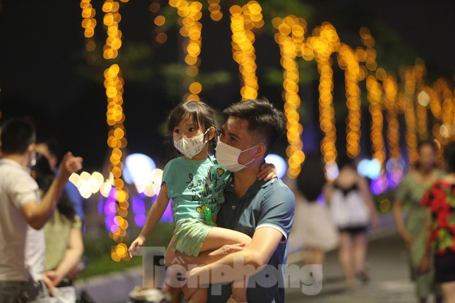 Quận Tây Hồ cho biết, phố đi bộ sẽ có điểm chụp ảnh check-in mang dấu ấn nhạc sĩ Trịnh Công Sơn; con đường nghệ thuật dài 50m được thiết kế như bức tranh 3D lấy cảm hứng từ ca khúc "Nhớ mùa thu Hà Nội" của cố nhạc sĩ Trịnh Công Sơn; các buổi biểu diễn nghệ thuật duy trì thường xuyên vào cuối tuần; không gian giới thiệu ẩm thực, quảng bá du lịch quận Tây Hồ với khoảng 20 gian hàng…