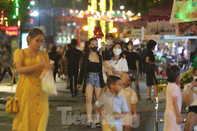 Sự trở lại của phố đi bộ Trịnh Công Sơn góp phần có thêm sân chơi giải trí lành mạnh, bổ ích cho người dân quận Tây Hồ, người dân Hà Nội. Ảnh: Duy Phạm