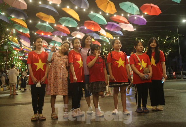 Lãnh đạo quận Tây Hồ cũng cho biết, thời gian tới, quận sẽ tổ chức kết nối lại các điểm du lịch trên địa bàn quận với phố đi bộ Trịnh Công Sơn như Công viên nước Hồ Tây, các vườn hoa; tổ chức các giải thể thao như xe đạp, chạy bộ để tạo thêm sản phẩm du lịch mới, hấp dẫn người dân và du khách hơn nữa.