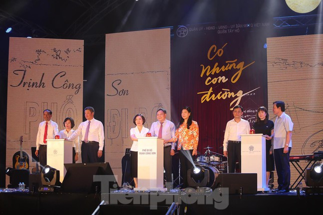 Tối 7/5, quận Tây Hồ tổ chức chương trình khởi động lại phố đi bộ Trịnh Công Sơn với đêm nghệ thuật "Có những con đường" nhằm phát huy hơn nữa sức hút của phố đi bộ. Ảnh: Duy Phạm