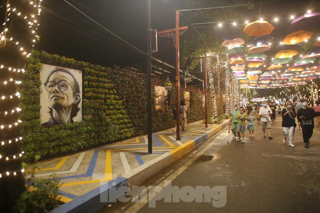 Để chuẩn bị cho việc hoạt động trở lại, một số hạng mục được sửa chữa, trang trí. Do gắn với tên tuổi của cố nhạc sĩ nổi tiếng Trịnh Công Sơn, tại khu vực phố đi bộ, nhiều hình ảnh, nội dung trang trí liên quan đến vị nhạc sĩ này. Ảnh: Duy Phạm