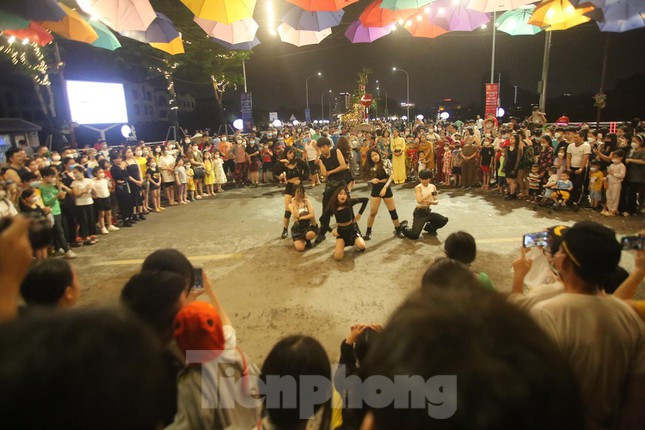 Khi hoạt động trở lại, tuyến phố đi bộ Trịnh Công Sơn sẽ tạo những điểm nhấn mới để mang đến khác biệt với những tuyến phố đi bộ khác của Hà Nội. Điều đặc trưng nhất là những tiết mục văn hoá, văn nghệ đặc sắc, hấp dẫn liên quan đến cố nhạc sĩ Trịnh Công Sơn. Ảnh: Duy Phạm