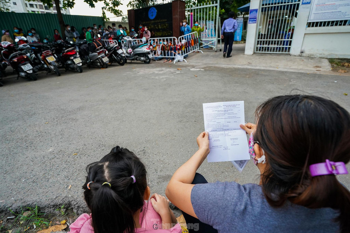 "Do tỷ lệ rút BHXH một lần luôn cao, nên từ năm 2011 tới nay dù số NLĐ tham gia BHXH có tăng nhưng chậm. Với số NLĐ mất việc về quê đợt dịch COVID-19 cuối năm 2021, có thể tỷ lệ rút BHXH 1 lần nửa cuối năm nay sẽ còn cao hơn", chuyên gia này nhận định.