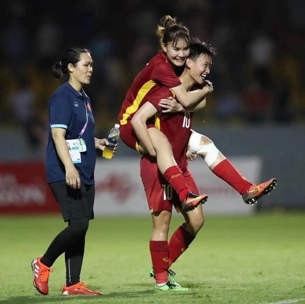au trận đấu giành chiến thắng 2-1 trước đội tuyển nữ Philippines tối ngày 11/5, Chương Thị Kiều phải nhờ sự giúp đỡ của Hải Linh để di chuyển vào phòng thay đồ Trước đối thủ mạnh, tuyển nữ Việt Nam có tới hơn 5 lần cầu thủ phải nằm sân. Vào bên trong đường hầm Huỳnh Như đau đớn vì bị chuột rút