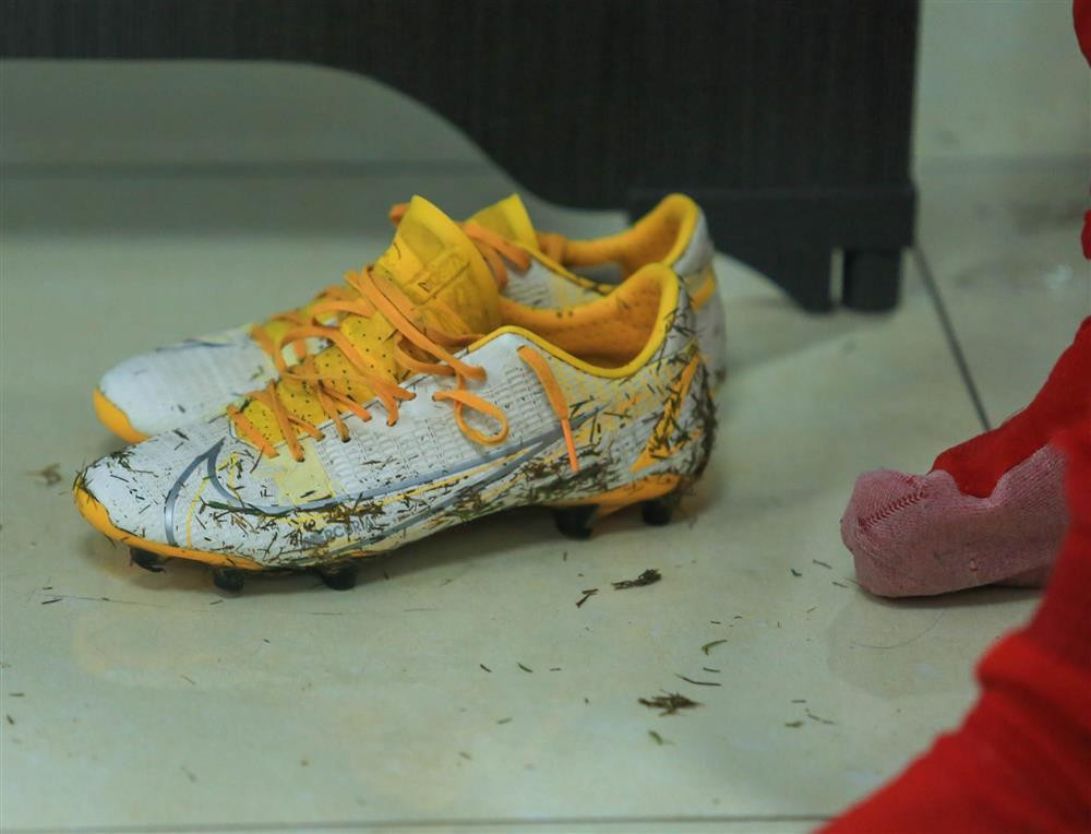 ôi giầy lấm lem đầy cỏ