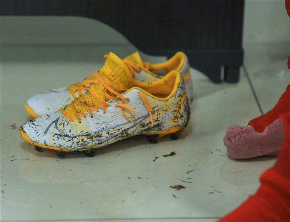 Đôi giầy lấm lem đầy cỏ