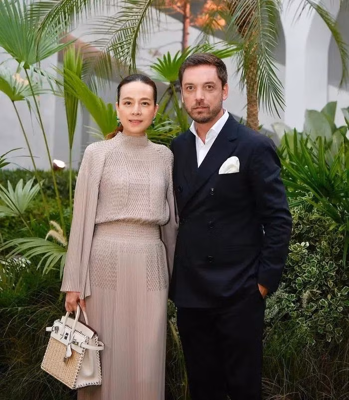 Những chiếc túi đồng điệu với trang phục thường được cô lựa chọn.