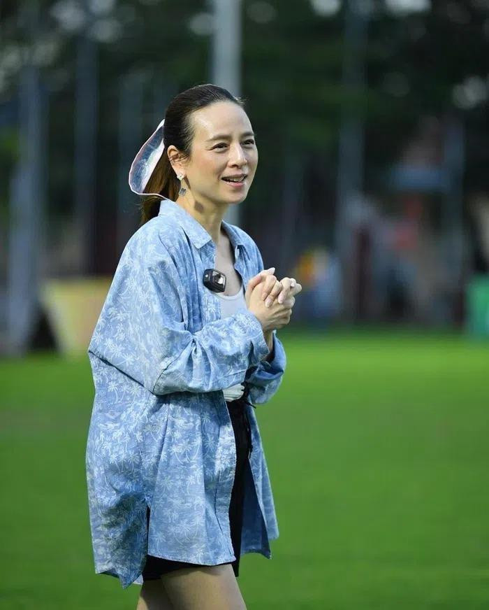 ualphan Lamsam (hay được gọi là Madam Pang) hiện đảm nhận vị trí trưởng đoàn đội tuyển bóng đá Thái Lan. Theo SCMP, cô được nhiều tạp chí thời trang nhận xét có gu thanh lịch, phối đồ đa dạng, không gây nhàm chán.