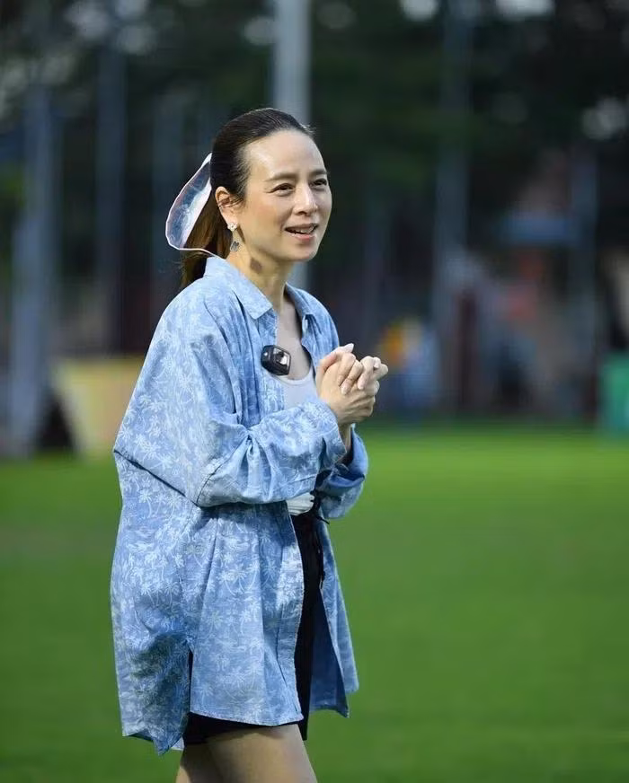 Nualphan Lamsam (hay được gọi là Madam Pang) hiện đảm nhận vị trí trưởng đoàn đội tuyển bóng đá Thái Lan. Theo SCMP, cô được nhiều tạp chí thời trang nhận xét có gu thanh lịch, phối đồ đa dạng, không gây nhàm chán.