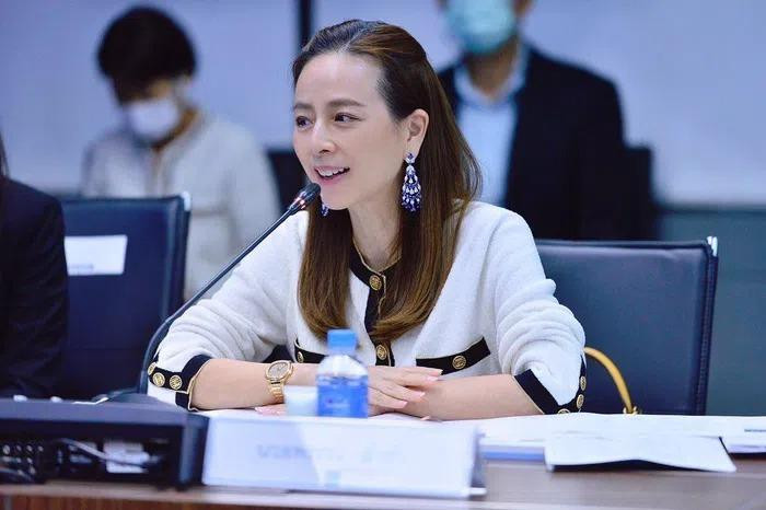 tuổi 56, cô vẫn chuộng những bộ váy tông pastel phối cùng giày thể thao trắng.