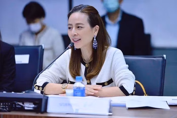 Ở tuổi 56, cô vẫn chuộng những bộ váy tông pastel phối cùng giày thể thao trắng.