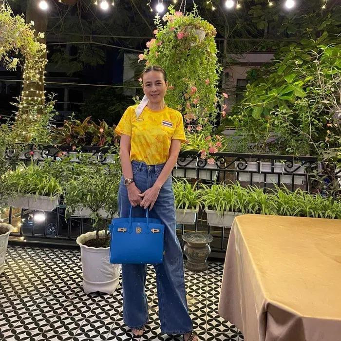 iểm đặc biệt là cô luôn tạo dấu ấn riêng bằng việc buộc ruy băng mỗi khi cột kiểu đuôi ngựa. Nhờ vậy, dù phối đồ theo nhiều cách, cô vẫn đảm bảo giữ vẻ thanh lịch.