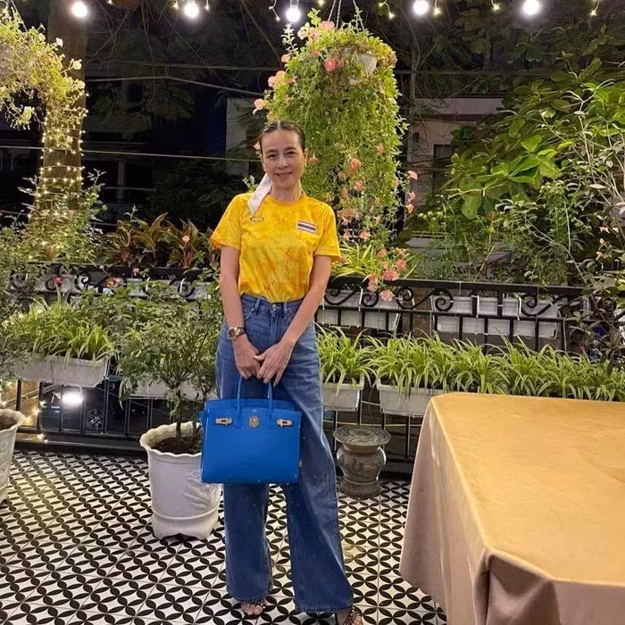 Điểm đặc biệt là cô luôn tạo dấu ấn riêng bằng việc buộc ruy băng mỗi khi cột kiểu đuôi ngựa. Nhờ vậy, dù phối đồ theo nhiều cách, cô vẫn đảm bảo giữ vẻ thanh lịch.