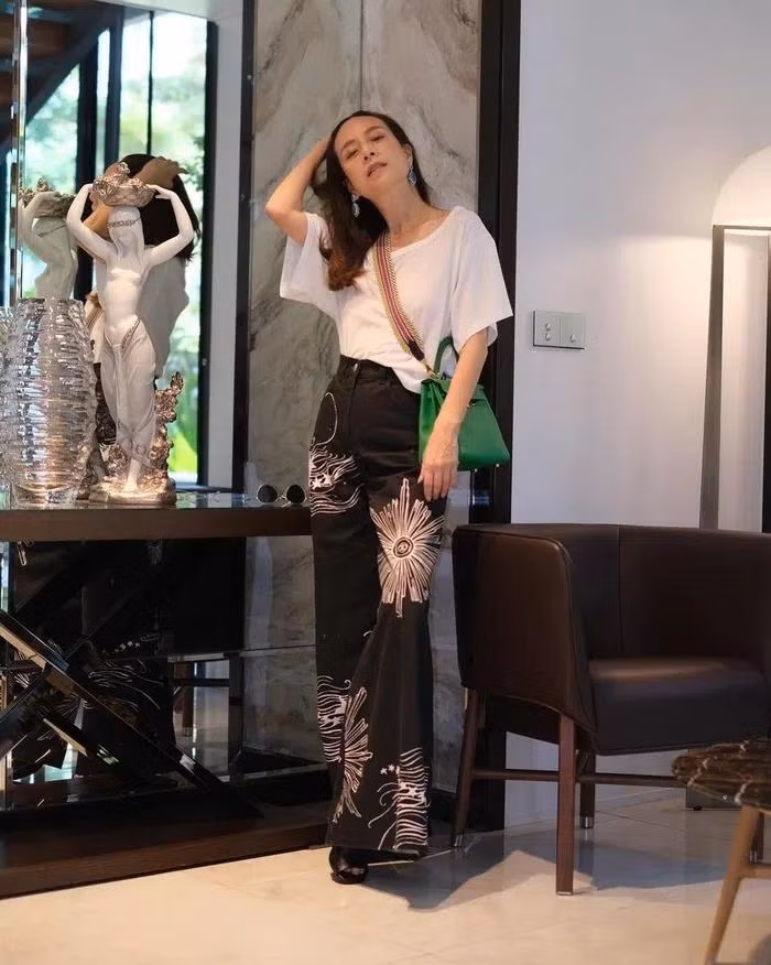 Vì có gu thời trang sành điệu và cũng nổi tiếng trong ngành, cô liên tục được mời góp mặt trong những tuần lễ thời trang lớn.