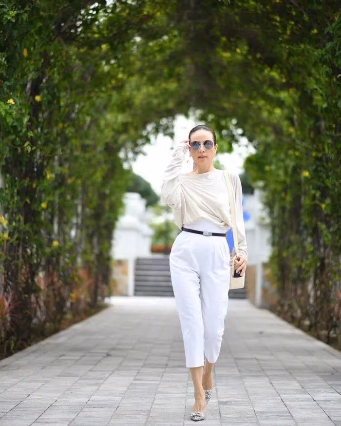 Trong quãng thời gian công tác tại Việt Nam, cô chú trọng những thiết kế mang màu sắc trung tính, nhã nhặn, thể hiện nét sang trọng.