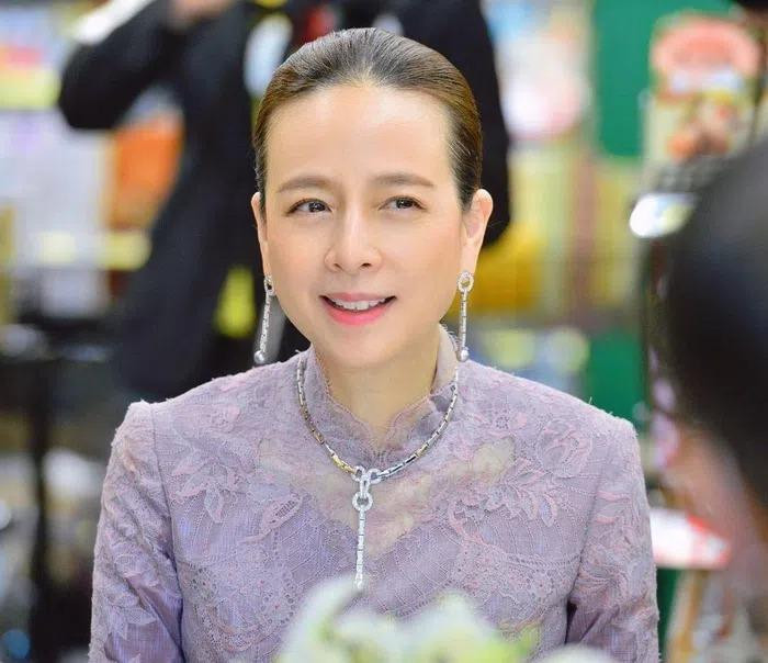 ô là người thích mua sắm và sẵn sàng tiêu nhiều tiền cho niềm đam mê này. Cô thích Hermès vì nghĩ chúng không chỉ đơn thuần là món đồ thời trang mà là một tác phẩm nghệ thuật thực sự.