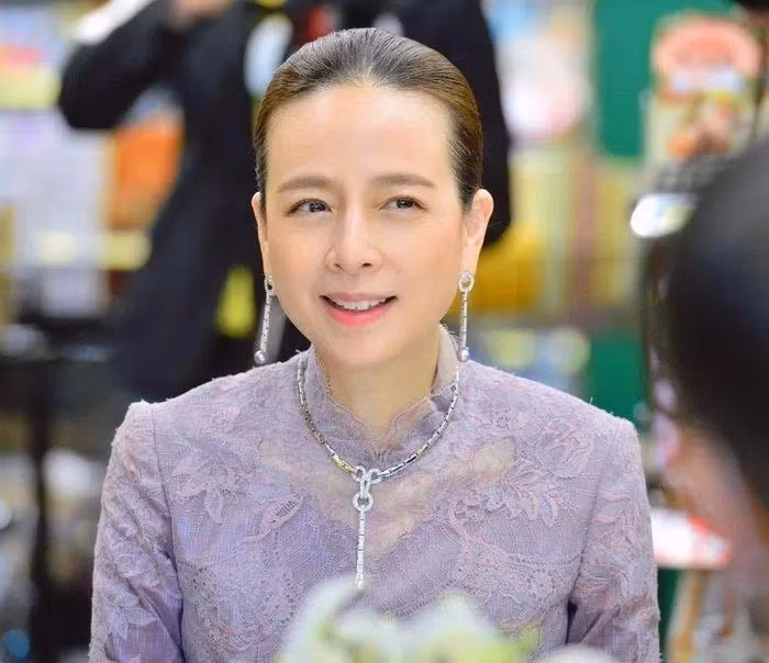 Cô là người thích mua sắm và sẵn sàng tiêu nhiều tiền cho niềm đam mê này. Cô thích Hermès vì nghĩ chúng không chỉ đơn thuần là món đồ thời trang mà là một tác phẩm nghệ thuật thực sự.