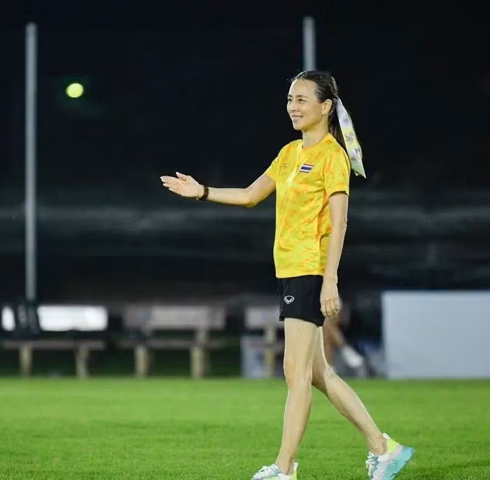 Khi không diện váy dài thướt tha, cô lại đổi sang phong cách trẻ trung hơn khi phối áo thun với quần jeans dáng rộng.