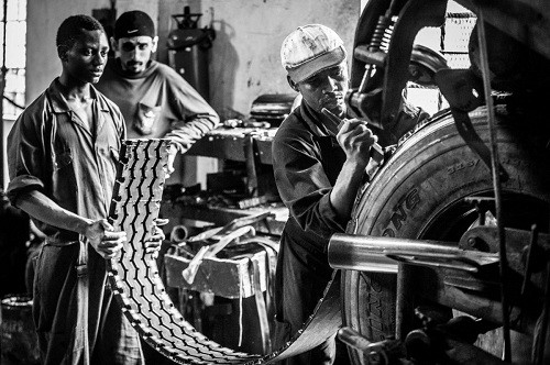 Tại Tanzania, lốp xe nhập từ Trung Quốc giá cao nhưng chất lượng kém, nên nghề bọc cao su cho lốp xe trở nên thịnh hành.
