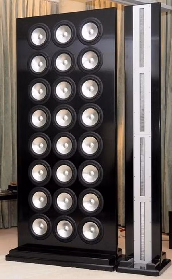 Dàn loa Megatrend MKIII cao 2,1m dài 0,9m được mệnh danh là “bức tường âm thanh” có giá lên tới 80.000 USD.