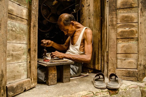 Người đàn ông Ấn Độ này ở hữu một xưởng in nhỏ và chỉ kiếm được vừa đủ tiền để nuôi cả gia đình.