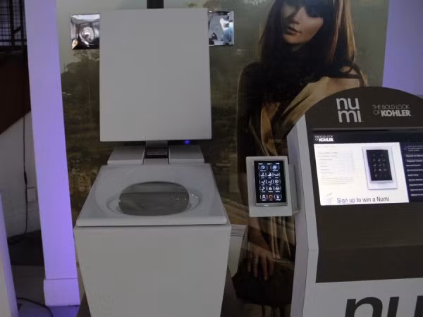Hệ thống toilet “công nghệ hóa” này chỉ dành cho những đại gia sẵn tiền với mức giá khá chát, 6.400 USD (135 triệu đồng). Ngoài màn hình cảm ứng, bệ ngồi còn có khả năng sưởi ấm.