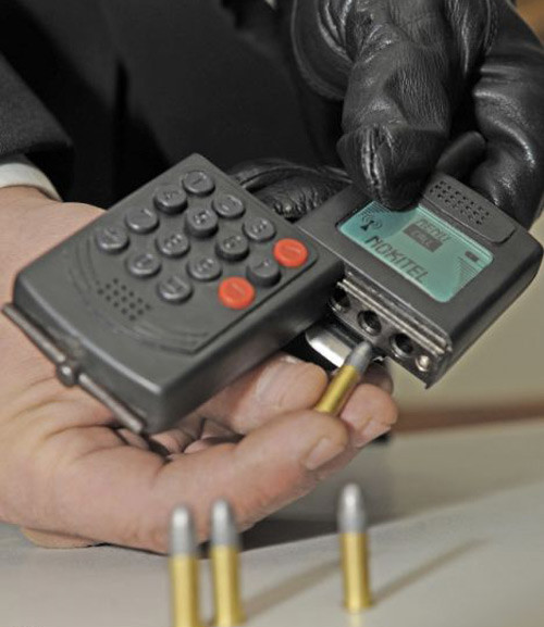 Đây là súng hay điện thoại? Hình dạng của thiết bị này có vẻ vô hại như một chiếc điện thoại di động, nhưng thực ra đó là một cây súng cỡ nòng 22 được ngụy trang vô cùng khéo léo.