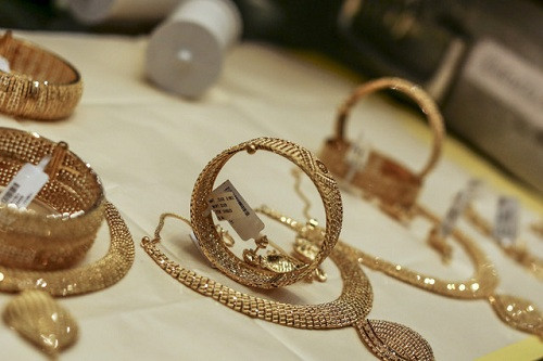 Tổng khối lượng của số trang sức đó lên tới khoảng 820 gram.