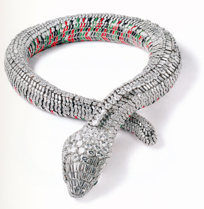 Và chiếc vòng cổ hình rắn này cũng là đơn hàng của Maria Felix.