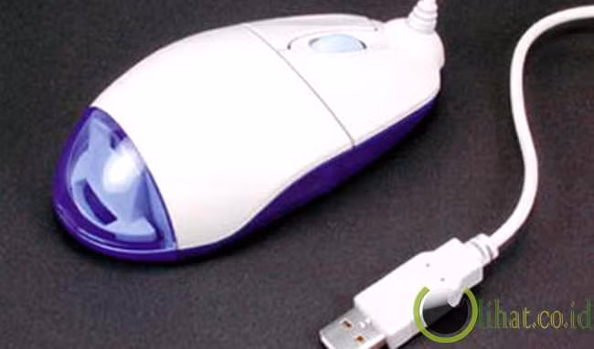 Chú chuột máy tính thông minh CP-1 giúp bạn nghe lén và truyền tải mọi cuộc trao đổi gần đó, thậm chí khi tắt máy tính thì nó vẫn hoạt động, ghi lại nội dung cuộc trò chuyện.