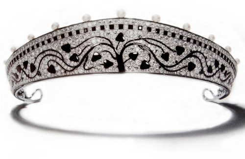 Chiếc vương miện bạch kim được hoàn thành vào năm 1914, trên đó khắc hình cây bằng mã não đen trên nền kim cương trắng.