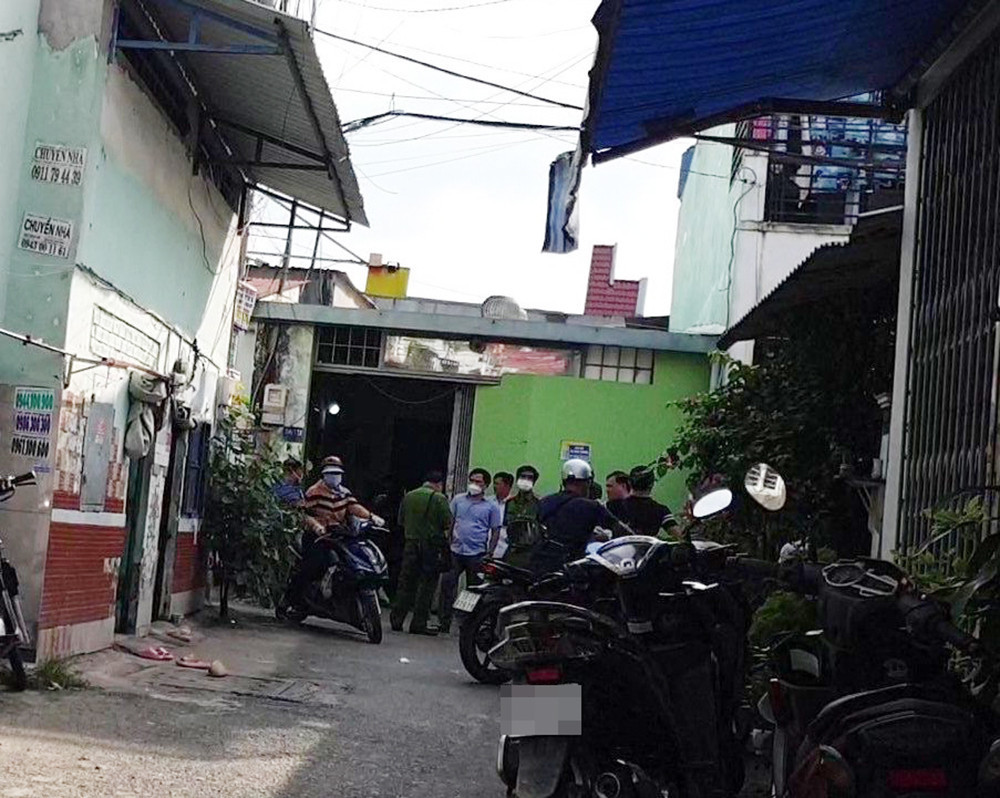 Con trai thất kinh khi phát hiện cha mẹ chết gục trong nhà Con trai that kinh khi phat hien cha me chet guc trong nha