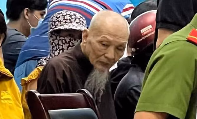 Ong Le Tung Van roi noi cu tru, den TP.HCM lam can cuoc cong dan