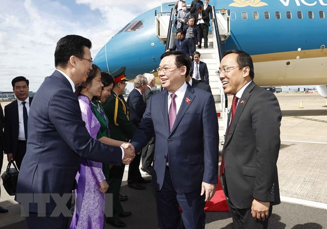 Chủ tịch Quốc hội đến London, bắt đầu thăm chính thức Vương quốc Anh - Hình 7 Chu tich Quoc hoi den London, bat dau tham chinh thuc Vuong quoc Anh-Hinh-7