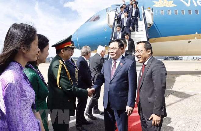 Chu tich Quoc hoi den London, bat dau tham chinh thuc Vuong quoc Anh-Hinh-6