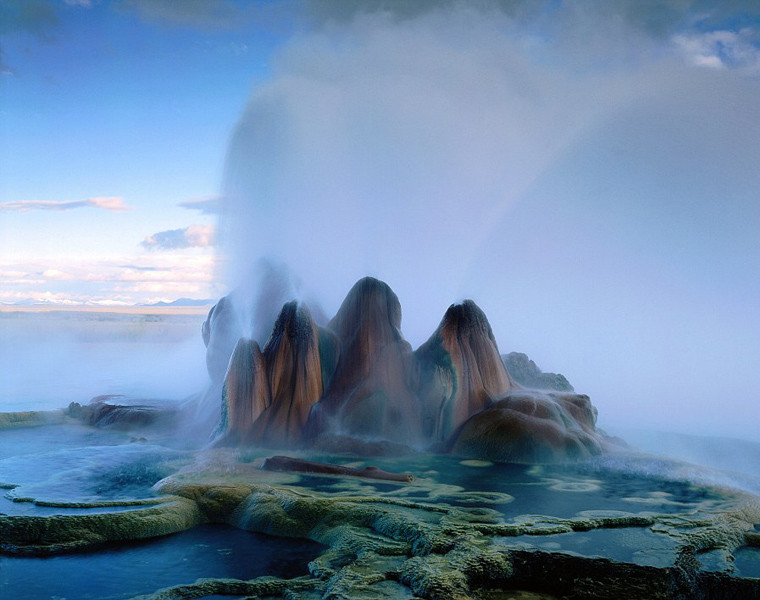  Fly Geyser thuộc sở hữu tư nhân. Người chủ của nó đã làm hàng rào dây théo gai và cổng vào trang trại luôn bị khóa với một số kim loại bằng điện để đè phòng những kẻ trộm. Nơi đây rất hiếm khi mở cửa cho công chúng vào xem. Tuy nhiên, họ thường đứng từ con đường gần đó để chiêm ngưỡng cảnh quan tuyệt đẹp giống như chỉ có trong phim ảnh này.
